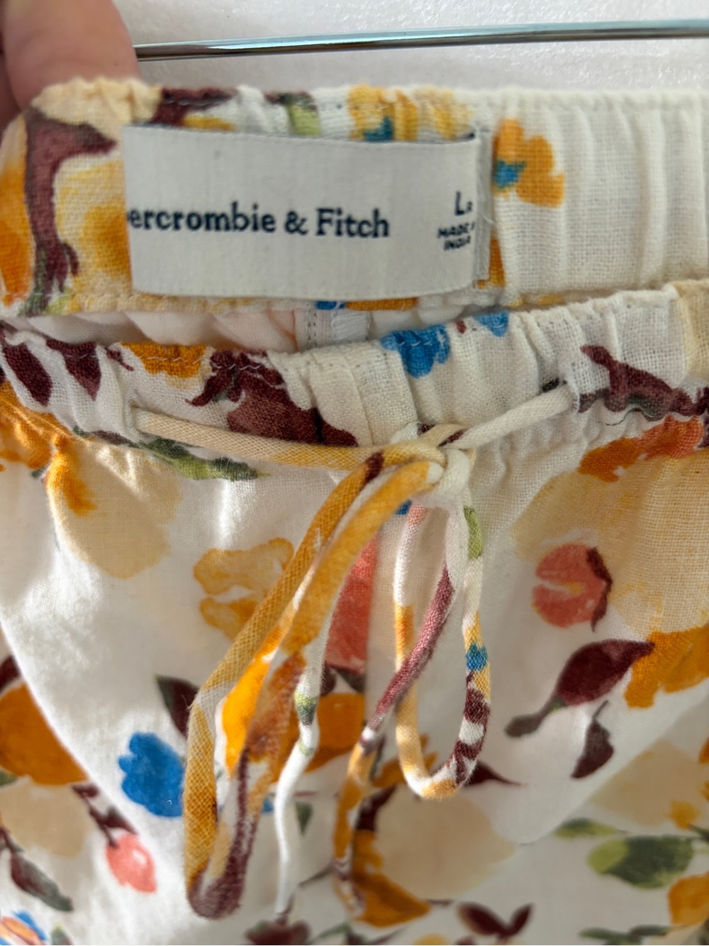 Abercrombie & Fitch Cream Floral Shorts Set with Yellow, Blue and Brown Accents - Picture 15 of 16